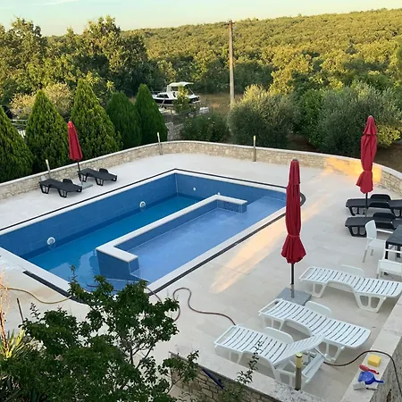 Holiday home Majmajola *